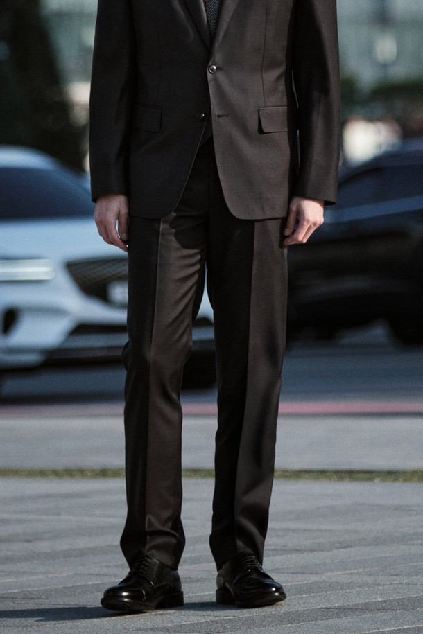 이탈리아 구아벨로 130수 수트 팬츠_그레이 (클래식핏)는 남성 정장 및 예복용으로 적합하며, 오피스룩, 면접룩, 상견례룩에 잘 어울립니다. 고급스러운 울 소재로 제작되어 부드러운 촉감과 실키한 질감을 선사하며, 은은한 광택감과 뛰어난 드레이프성으로 매끄러운 라인을 연출합니다. 클래식핏으로 디자인되어 안정감 있는 착용감을 제공하며, 몸에 자연스럽게 감기는 편안함을 느낄 수 있습니다. 밑단 마감은 수선이 필요하며, 오비(허리)는 미포함입니다. 미니멀하고 클래식한 스타일을 선호하는 남성에게 추천합니다.
