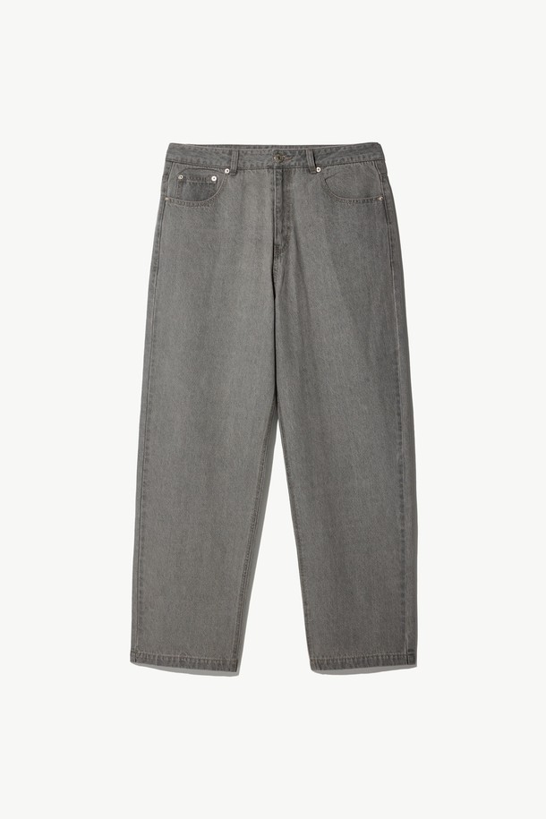 와이드핏 데님 그레이는 남성들을 위한 데님 팬츠입니다. 사계절 언제든 활용 가능한 베이직 스타일의 긴바지이며, 데일리룩과 일상복으로 편안하게 착용하기 좋습니다. 부드러운 면과 폴리에스터 혼방 소재로 제작되어 유연한 착용감을 선사하며, 깔끔한 실루엣과 와이드핏 디자인으로 트렌디함을 더했습니다. 밑단 수선 없이 바로 착용 가능하며, 동네 마실룩이나 출근룩 등 다양한 TPO에 맞춰 미니멀, 클래식, 캐주얼 스타일을 연출할 수 있습니다.
