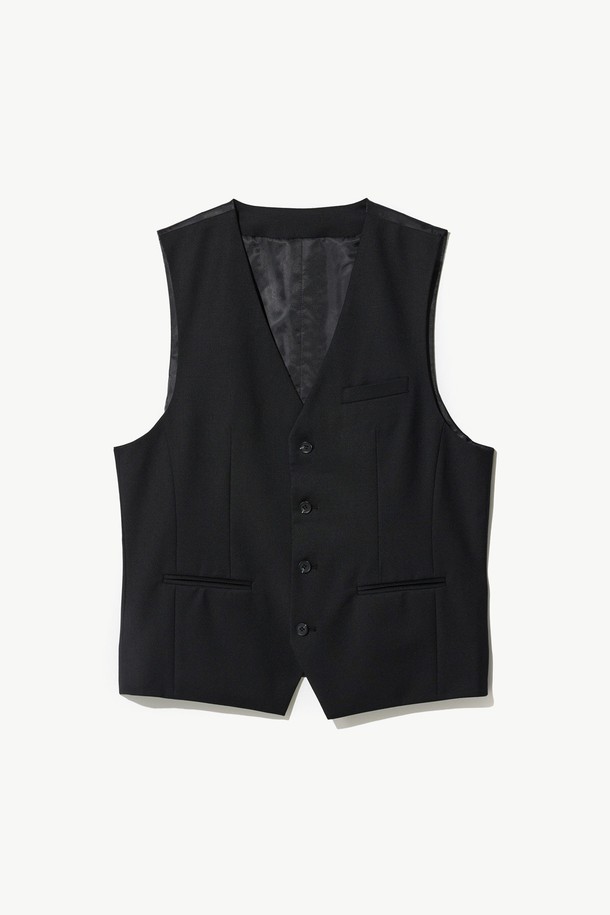 사방스판 TW 수트 베스트 블랙 (클래식핏)은 남성용 베스트입니다. 폴리에스터와 폴리우레탄 혼방 소재로 제작되어 사계절 내내 착용 가능하며, 안감이 있어 편안한 착용감을 제공합니다. 클래식한 V넥 디자인과 민소매 스타일로, 오피스룩, 비즈니스 캐주얼, 모임룩 등 다양한 TPO에 활용하기 좋습니다. 클래식, 미니멀, 시크한 스타일을 연출하기에 적합하며, 레귤러 기장의 무지 패턴으로 깔끔한 느낌을 줍니다.
