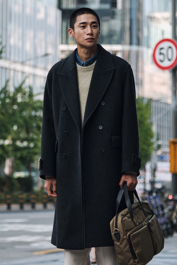 차분하고 세련된 무드의 남성용 더블 오버핏 코트입니다. 차콜 그레이 컬러의 무지 디자인으로, 클래식과 베이직 스타일을 모두 아우릅니다. 롱 기장에 두꺼운 두께감으로 가을, 겨울 시즌에 따뜻하게 착용하기 좋습니다. 드롭 숄더와 여유로운 실루엣으로 편안하면서도 시크한 분위기를 연출하며, 출근룩, 오피스룩, 겨울 데일리룩에 폭넓게 활용할 수 있습니다. 모, 폴리에스터, 나일론, 아크릴 혼방 소재로 제작되었습니다.
