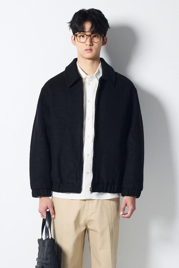 **부클 블루종 점퍼 블랙 (세미오버핏)**

겨울철 데일리룩을 위한 남성 부클 블루종 점퍼입니다. 부드러운 촉감의 울과 폴리에스테르 혼방 소재로 제작되어 뛰어난 보온성을 자랑합니다. 블랙 컬러의 무지 디자인으로 캐주얼, 클래식, 미니멀 등 다양한 스타일 연출이 용이합니다. 세미오버핏으로 편안한 착용감을 제공하며, 레이어드하여 더욱 따뜻하게 입을 수 있습니다. 리브 디테일과 부클 텍스처가 특징인 긴소매 집업 블루종입니다.
