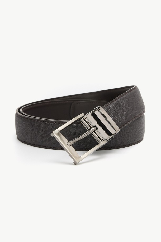 빅사이즈를 위한 남성용 '비죠' 벨트입니다. 브라운 컬러의 이 벨트는 합성가죽과 폴리우레탄 소재로 제작되었습니다. 벨트 너비는 3.5cm이며, 전체 길이는 120cm로 넉넉한 사이즈를 자랑합니다. 버클 여밈 방식과 버클 디자인 장식이 특징이며, 비즈니스 캐주얼, 출근룩, 모임룩 등 다양한 TPO에 활용할 수 있습니다. 클래식, 미니멀, 캐주얼 스타일을 즐기는 남성에게 적합합니다.
