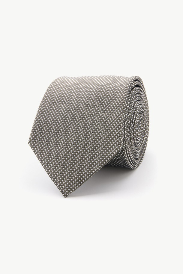 **솔리드 넥타이 그레이**

세련된 남성 패션을 완성하는 솔리드 넥타이 그레이입니다. 밝은 그레이 컬러와 클래식한 디자인으로, 오피스룩, 비즈니스 캐주얼, 회의룩 등 다양한 TPO에 활용하기 좋습니다. 폴리에스터 57%와 견 43%의 혼방 소재로 제작되어 부드러운 촉감과 은은한 광택을 자랑합니다. 미니멀하면서도 포멀한 스타일을 연출하여 넥타이 하나만으로도 품격 있는 분위기를 더할 수 있습니다.
