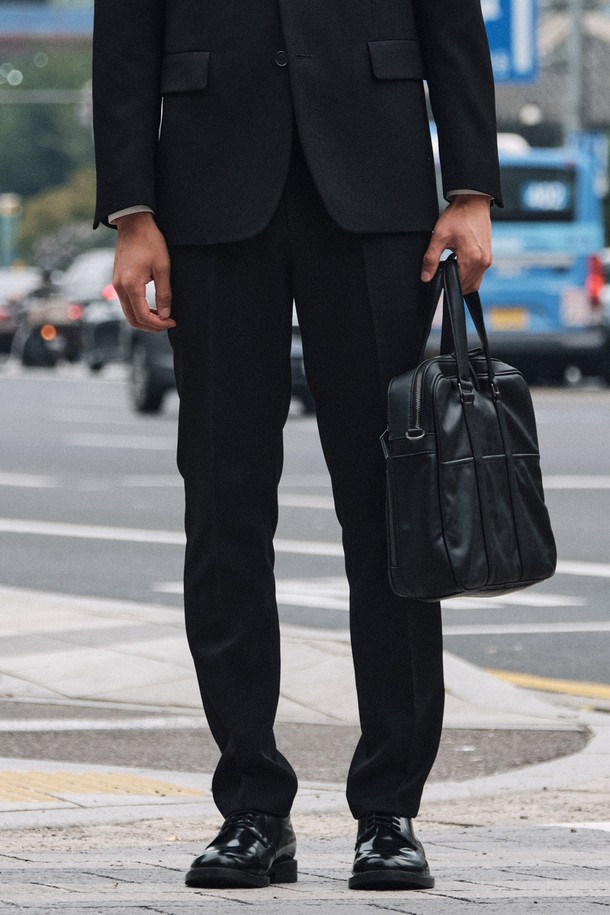 폴리 트윌 셋업 블랙 (테이퍼드핏)은 포멀과 비즈니스룩에 적합한 남성용 정장 바지입니다. 사계절용으로 제작되었으며, 부드러운 촉감의 폴리에스터 소재를 사용하여 편안한 착용감을 제공합니다. 클래식하고 미니멀한 스타일로, 테이퍼드핏 디자인과 밴딩 처리된 컴포트 밴드로 활동성을 높였습니다. 밑단 수선이 필요 없어 간편하게 착용 가능하며, 오피스룩, 비즈니스 캐주얼, 회의룩 등 다양한 TPO에 활용할 수 있습니다. 무지 블랙 컬러로 어떤 상의와도 잘 어울려 활용도가 높습니다.
