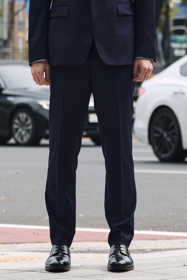 **3X3 크로스핏 사방 스판 TW 수트 팬츠 네이비 (슬림핏)**는 남성용 슬림핏 수트 팬츠입니다. 울 혼방의 사방 스판 소재로 제작되어 봄, 가을에 착용하기 좋으며, 포멀, 비즈니스 스타일 연출에 적합합니다. 네이비 컬러의 무지 디자인으로 클래식하고 미니멀한 느낌을 줍니다. 오피스룩, 비즈니스 캐주얼, 회의룩 등 다양한 TPO에 활용 가능하며, 기 기본 두께감으로 편안한 착용감을 선사합니다. 수선이 필요할 수 있습니다.
