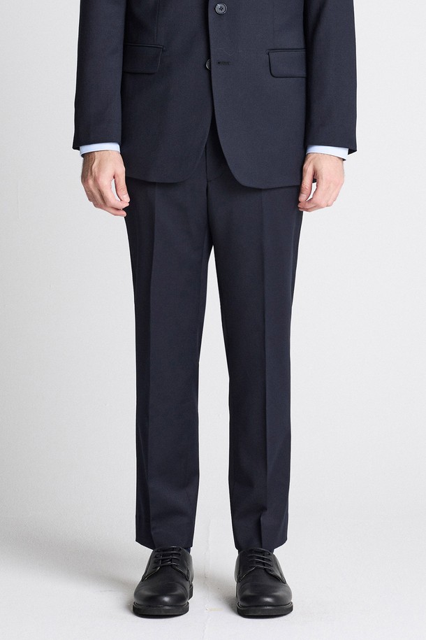 "3X3 크로스핏" 사방스판 TW 수트 팬츠 네이비 (클래식핏)는 남성용 정장 바지입니다. 봄, 가을에 착용하기 좋으며, 포멀과 비즈니스 스타일을 아우르는 클래식한 디자인이 특징입니다. 사방 스판 소재와 울 혼방으로 제작되어 편안한 착용감과 고급스러운 분위기를 동시에 선사합니다. 기본 두께감으로 다양한 상의와 매치하기 용이하며, 오피스룩, 비즈니스 캐주얼, 회의룩에 적합합니다. 밑단 수선이 필요한 제품입니다.
