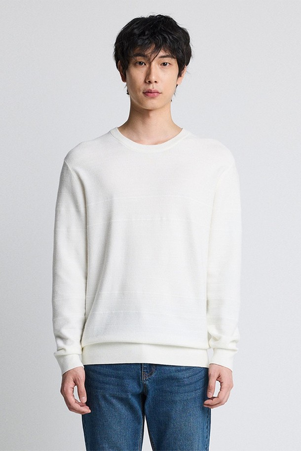 **찰떡_가로조직 라운드 니트 아이보리 (베이직핏)**

부드러운 촉감의 찰떡 가로조직 라운드 니트 아이보리입니다. 레이온, 폴리에스터, 나일론 혼방 소재로 제작되어 신축성과 복원력이 우수하며, 늘어짐 걱정 없이 오랫동안 착용할 수 있습니다. 가을과 겨울, 데일리룩과 클래식, 미니멀 스타일을 연출하기에 적합한 아이템입니다. 라운드넥 디자인과 베이직핏으로 어떤 하의와도 쉽게 매치할 수 있으며, 와플 패턴의 가로조직이 은은한 포인트를 더합니다. 긴소매 기장으로 보온성을 높여 겨울철에도 따뜻하게 입을 수 있습니다.
