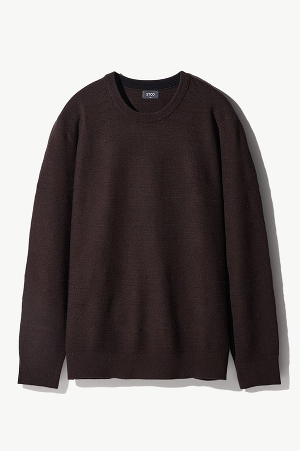 찰떡_가로조직 라운드 니트 브라운 (베이직핏)은 데일리룩을 위한 모던 스타일의 니트 스웨터입니다. 부드러운 촉감의 레이온, 폴리에스터, 나일론 혼방 소재로 제작되었으며, 가로조직과 와플조직 패턴이 돋보입니다. 베이직핏 라운드넥 디자인에 긴 소매로 편안함을 더했으며, 우수한 신축성과 복원력으로 활동성을 높였습니다. 카페룩, 모임룩 등 다양한 TPO에 클래식, 미니멀, 캐주얼 스타일로 연출하기 좋습니다.
