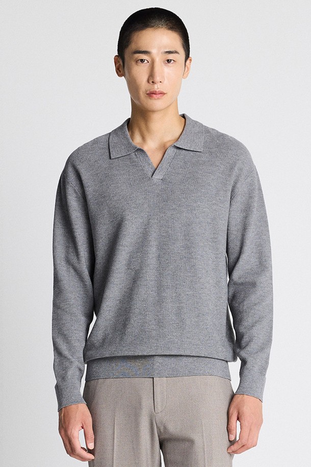 "찰떡_와플조직 오픈카라 니트 그레이 (세미오버핏)"는 가을, 겨울철 데일리룩에 적합한 남성 니트입니다. 베이직하고 캐주얼한 스타일로, 레이온, 폴리에스터, 나일론 혼방 소재의 부드러운 촉감이 특징입니다. 와플 패턴과 오픈카라 디자인이 돋보이며, 세미오버핏으로 편안한 착용감을 제공합니다. 신축성이 우수하고 복원력이 뛰어나 늘어짐 없이 오랫동안 즐겨 입을 수 있습니다.
