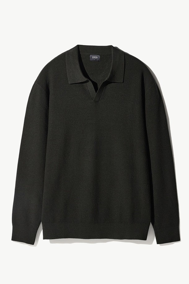 "찰떡_와플조직 오픈카라 니트 카키"는 부드러운 촉감과 우수한 신축성을 자랑하는 남성용 세미 오버핏 니트입니다. 가을, 겨울 시즌 데일리룩을 위한 베이직하고 캐주얼한 스타일을 연출하기에 적합합니다. 레이온, 폴리에스터, 나일론 혼방의 와플 조직으로 제작되어 늘어짐 없이 편안하게 착용 가능합니다. 오픈카라 디자인과 긴 소매 길이로 세련된 느낌을 더하며, 카키 컬러가 미니멀하고 클래식한 무드를 선사합니다. 이 니트는 우수한 탄성과 복원력으로 오랫동안 변형 없이 즐겨 입을 수 있습니다.
