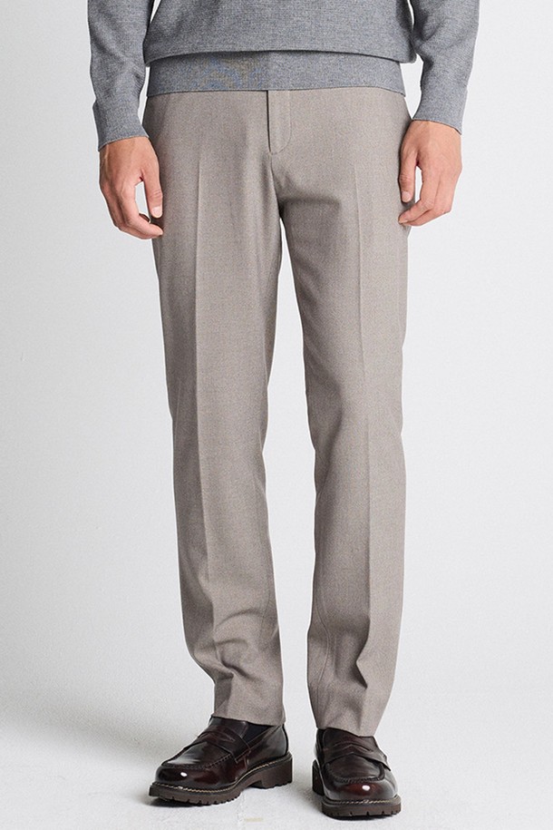 따뜻하고 부드러운 기모 안감으로 가을, 겨울 시즌 포근하게 착용 가능한 남성용 기모 팬츠입니다. 베이직한 디자인과 베이지 컬러로 오피스룩, 비즈니스 캐주얼, 겨울 데일리룩 등 다양한 TPO에 활용하기 좋습니다. 테이퍼드핏으로 다리가 슬림해 보이는 효과를 주며, 4-way 스트레치 소재로 활동성을 높였습니다. 1.5cm 늘어나는 컴포트 허리 밴딩과 밑단 수선이 필요 없는 편리함까지 갖춘 실용적인 슬랙스입니다. 클래식, 미니멀, 캐주얼 스타일을 즐겨 입는 남성분들께 추천합니다.
