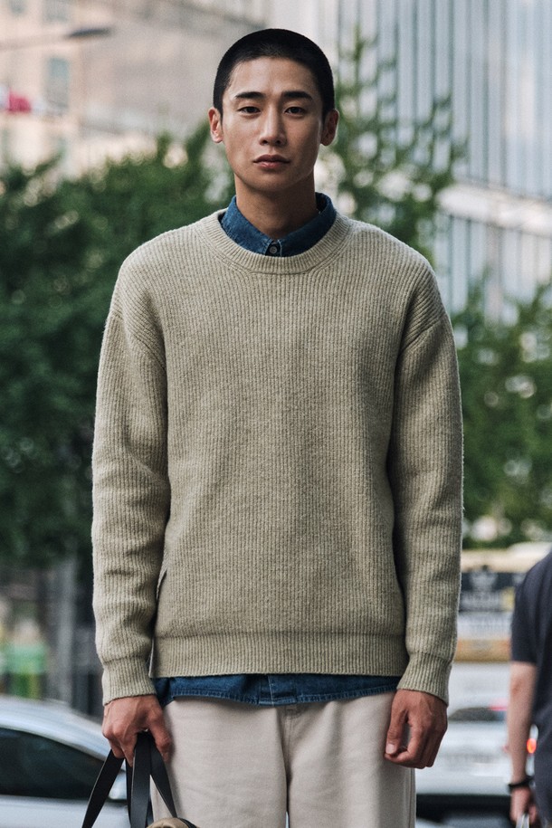 **솜사탕_ 라운드 솔리드 니트 카키 (오버핏)**는 부드러운 촉감과 뛰어난 보온성을 자랑하는 남성용 니트 스웨터입니다. 가을과 겨울, 겨울 데일리룩에 적합하며, 베이직, 캐주얼, 미니멀, 클래식 스타일을 연출하기 좋습니다. 라운드 넥과 긴소매 디자인에 카키 색상, 무지 솔리드 패턴으로 어떤 룩에도 쉽게 매치할 수 있습니다. 두꺼운 두께감과 오버핏으로 제작되어 편안한 착용감을 선사하며, 일상생활에서 활용도가 높습니다. 솜사탕 시리즈 특유의 포근함이 돋보이는 니트 스웨터입니다.
