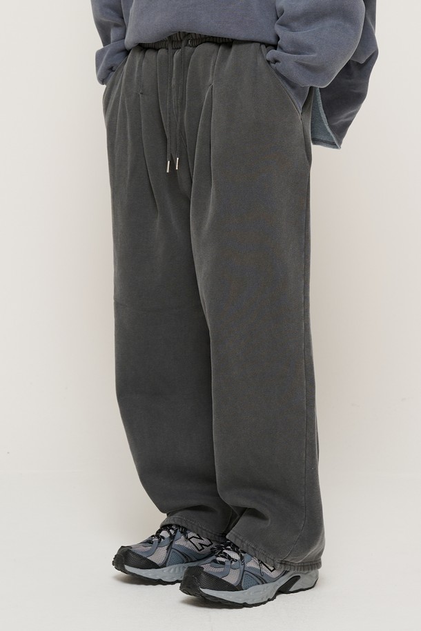 CARGOBROS - 캐주얼팬츠 - IN PIGMENT NAPPING TRAINING WIDE STRAIGHT PANTS  (CHARCOAL)