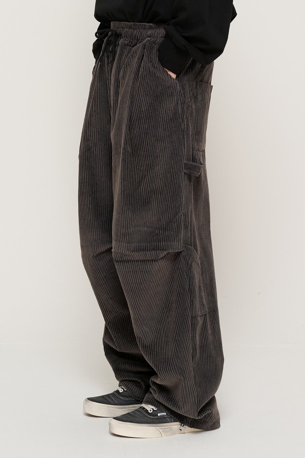 CARGOBROS - 캐주얼팬츠 - ONE-TUCK CORDUROY BALLOON STRING BANDING PANTS (CHARCOAL)