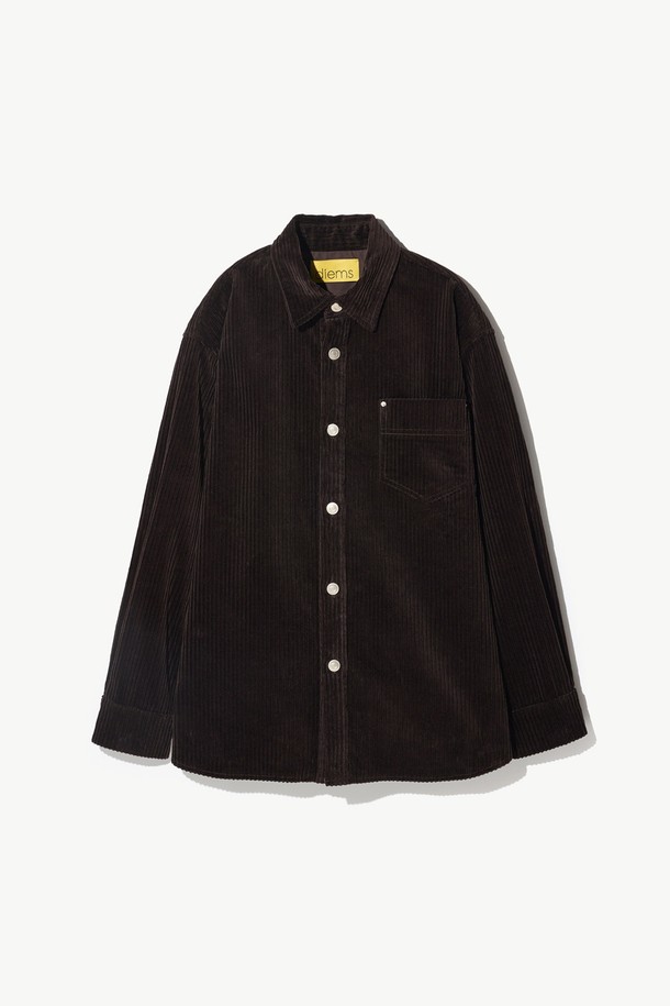 남성용 브라운 색상의 왕골 코듀로이 셔켓은 가을, 겨울에 어울리는 아우터입니다. 부드러운 면 코듀로이 소재로 제작되었으며, 두꺼운 두께감과 넉넉한 오버핏, 셔츠형 디자인이 특징입니다. 무지 패턴의 캐주얼하고 베이직한 스타일로, 일상에서 편안하게 착용 가능하며 포켓과 버튼 여밈으로 실용성을 더했습니다.
