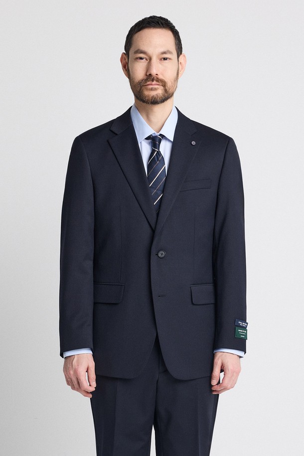 **3X3 크로스핏 울 혼방 사방 스판 에센셜 수트 재킷_네이비 (컴포트핏)**

3X3 크로스핏 울 혼방 사방 스판 에센셜 수트 재킷은 봄, 가을 시즌에 착용하기 좋은 남성용 수트 재킷입니다. 네이비 컬러의 무지 디자인으로, 클래식하고 베이직한 스타일을 연출합니다. 폴리에스터, 울, 폴리우레탄 혼방 소재로 제작되어 부드러운 촉감과 기본 두께감을 제공하며, 4방향 스트레치 기능을 통해 편안한 활동성을 보장합니다. 컴포트핏으로 제작되어 편안한 착용감을 선사하며, 싱글 버튼 여밈 방식과 긴 소매 기장, 가짜 단추 소매 디자인이 특징입니다. 오피스룩, 비즈니스 캐주얼, 출근룩 등 다양한 TPO에 활용 가능합니다.
