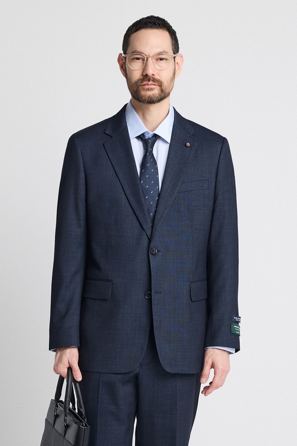 **3X3 크로스핏 울혼방 사방스판 에센셜 수트 재킷_네이비 (컴포트핏)**

3X3 크로스핏의 네이비 컬러 수트 재킷입니다. 울 혼방 소재로 제작되어 부드러운 촉감을 자랑하며, 사계절 내내 활용 가능합니다. 컴포트핏으로 편안한 착용감을 제공하며, 비즈니스 및 일상복으로 모두 활용할 수 있습니다. 4방향 스트레치 기능과 자연스러운 어깨 라인으로 활동성을 높였습니다. 싱글 버튼 여밈 방식에 가짜 버튼 소매 디테일이 돋보이며, 영구 프레스 가공으로 고급스러운 광택을 더했습니다.
