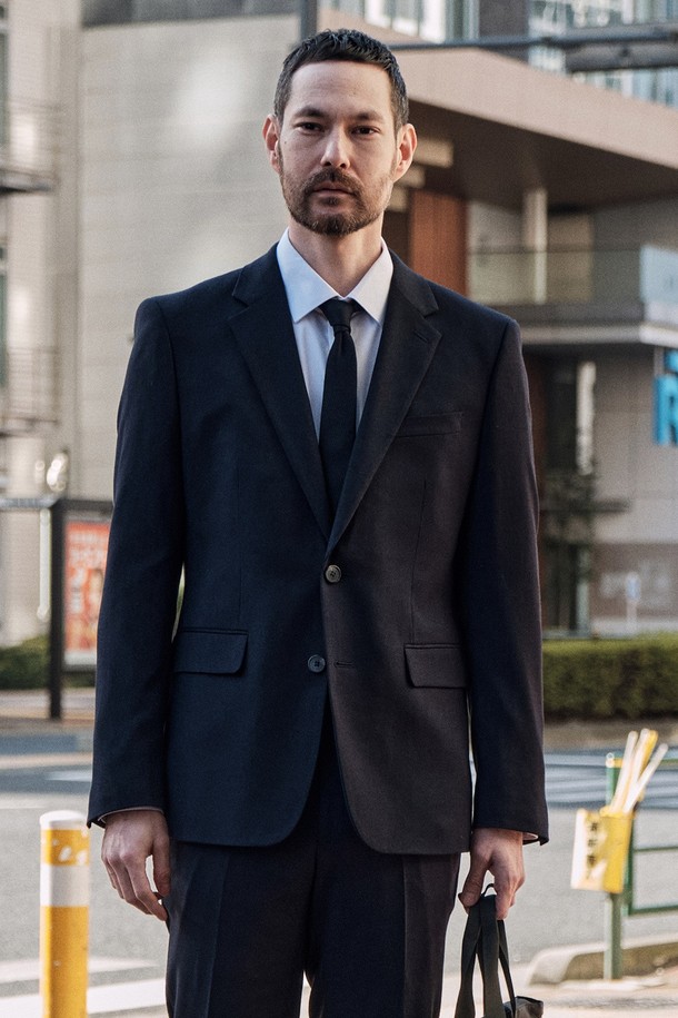 네이비 컬러의 TR 솔리드 수트 재킷입니다. 슬림핏으로 제작되어 클래식하고 베이직한 스타일을 연출합니다. 봄, 가을 시즌에 적합하며, 비즈니스 및 일상에서 폭넓게 활용할 수 있습니다. 테크폴리 원단과 울 블렌드 소재를 사용하여 부드러운 촉감과 편안한 착용감을 제공합니다. 싱글버튼, 투버튼 디자인으로 세련된 오피스룩, 비즈니스 캐주얼, 출근룩을 완성해보세요.
