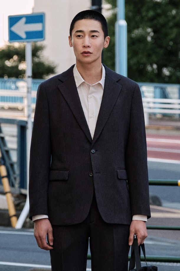 세련된 무드의 남성용 "골조직 셋업_그레이 (릴렉스핏)" 재킷입니다. 모던하고 컨템포러리한 스타일로, 데일리룩 또는 세미 포멀 룩에 활용하기 좋습니다. 고급스러운 촉감의 폴리에스터 소재이며, 넉넉한 릴렉스핏 실루엣과 플리츠 디자인이 특징입니다. 싱글 버튼 여밈 방식과 레귤러 기장의 상의, 긴 소매로 제작되었습니다. 출근룩 또는 비즈니스 캐주얼 스타일을 연출하기에 적합하며, 클래식, 미니멀, 시크 스타일을 선호하는 분들께 추천합니다.
