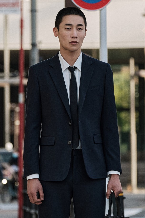 2X2 크로스핏 네이비 색상의 이중직 사방 스판 셋업 자켓입니다. 릴렉스 핏으로 제작되어 편안한 착용감을 선사하며, 비즈니스 캐주얼, 오피스룩, 데이트룩 등 다양한 TPO에 활용하기 좋습니다. 모던하고 클래식한 스타일을 연출하며, 봄, 가을 시즌에 적합합니다. 폴리에스터, 레이온, 우레탄 혼방의 부드러운 촉감과 중간 두께감으로 간절기에도 활용하기 좋습니다. 싱글 버튼 여밈 방식에 숄더 패드, 캔버스 구조, 히든심 디테일이 더해져 깔끔한 실루엣을 완성합니다.
