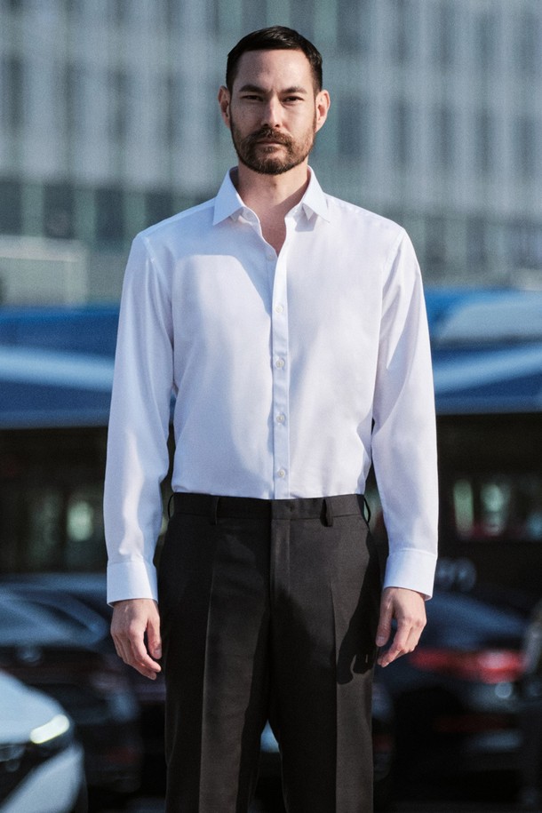 [블랙] 소프트 뱀부 소재 셔츠_화이트 (슬림핏)는 부드러운 촉감이 특징인 남성용 셔츠입니다. 뱀부 소재를 사용하여 편안한 착용감을 제공하며, 사계절 내내 활용 가능한 얇은 두께로 제작되었습니다. 미니멀하고 베이직한 스타일로, 레귤러 칼라와 긴소매, 슬림핏 디자인이 특징입니다. 출근룩, 비즈니스 캐주얼, 오피스룩 등 다양한 TPO에 활용 가능하며, 클래식, 미니멀, 시크한 무드를 연출합니다. 화이트와 블랙 두 가지 색상으로 만나보세요.
