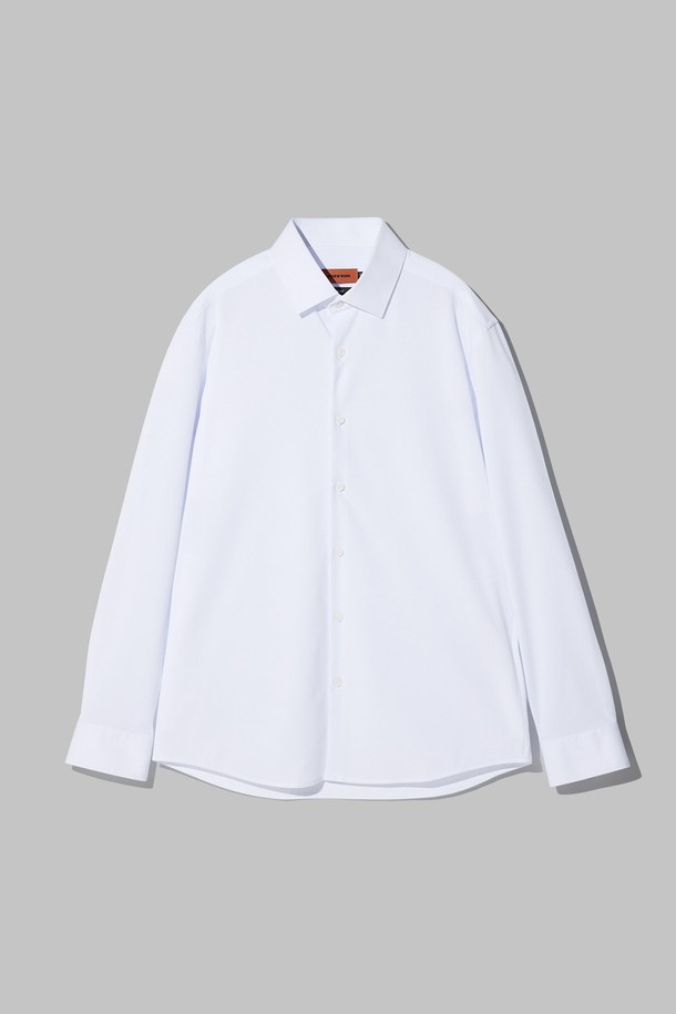 [쭉] 트리코트 셔츠_화이트 (슬림핏)는 사계절 내내 활용 가능한 베이직 스타일의 셔츠입니다. 부드러운 촉감의 폴리에스테르 소재로 제작되었으며, 신축성과 구김 방지 기능으로 편안한 착용감을 제공합니다. 세미와이드 카라, 긴 소매, 무지 디자인이 특징이며, 4-way Durable Stretch, 뛰어난 복원력, 고밀도 원단, 관리 용이성을 갖춰 실용성을 높였습니다.
