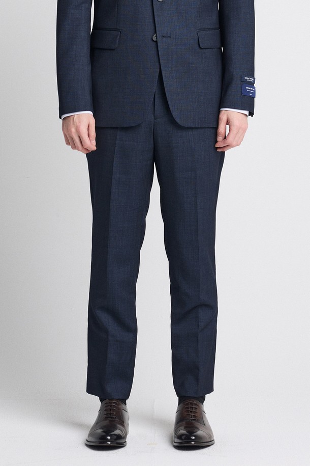 3X3 크로스핏의 네이비 컬러 남성용 슬림핏 울혼방 사방스판 수트 팬츠입니다. 포멀하고 클래식한 스타일로, 사계절 모두 착용 가능하며, 울, 폴리에스테르, 폴리우레탄 혼방 소재로 제작되어 활동성과 편안함을 동시에 제공합니다. 깔끔한 무지 디자인과 슬림핏으로 어떤 상의에도 잘 어울려 정장, 포멀 룩을 연출하기에 적합합니다.
