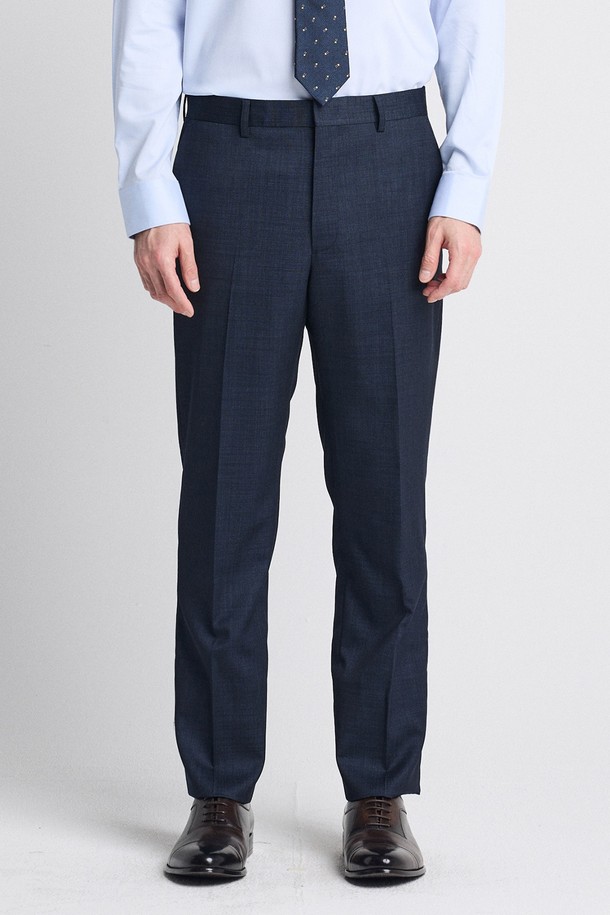 [3X3 크로스핏] 울 혼방 사방스판 에센셜 수트팬츠_네이비 (컴포트핏)는 포멀과 비즈니스 스타일을 위한 남성용 수트 팬츠입니다. 네이비 컬러에 사계절 착용이 가능하며, 클래식하고 미니멀한 무드를 연출합니다. 울 혼방 소재와 사방 스판으로 제작되어 부드러운 촉감과 편안한 착용감을 제공합니다. 컴포트핏 디자인으로 활동성을 높였으며, 오피스룩, 비즈니스 캐주얼, 회의룩에 적합합니다.
