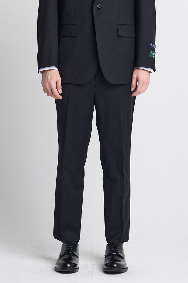 **[3X3 크로스핏] 울혼방 사방스판 에센셜 수트팬츠_블랙 (컴포트핏)**

3X3 크로스핏의 울 혼방 사방 스판 에센셜 수트팬츠입니다. 블랙 색상으로, 포멀과 클래식 스타일을 연출하기에 적합합니다. 봄, 가을 시즌에 착용하기 좋으며, 오피스룩, 비즈니스 캐주얼, 회의룩 등 TPO에 맞춰 활용할 수 있습니다. 컴포트 핏으로 편안한 착용감을 제공하며, 사방 스판 소재로 활동성을 높였습니다. 밑단 마감은 수선이 필요합니다.
