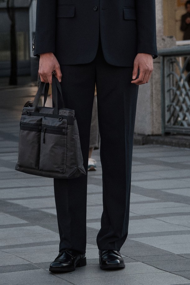 [2X2 크로스핏] 이중식 사방스판 셋업 팬츠_네이비 (와이드핏)는 포멀, 일상 스타일을 아우르는 남성용 셋업 팬츠입니다. 봄, 가을 시즌에 적합하며, 우수한 신축성의 사방스판 소재와 부드러운 촉감으로 편안한 착용감을 선사합니다. 넉넉한 와이드핏과 이중식 디자인으로 활동성을 높였으며, 셋업으로 스타일리시한 연출이 가능합니다. 오피스룩, 비즈니스 캐주얼, 출근룩 등 다양한 TPO에 활용할 수 있으며, 클래식, 미니멀, 시크 스타일을 즐기는 분들께 추천합니다.
