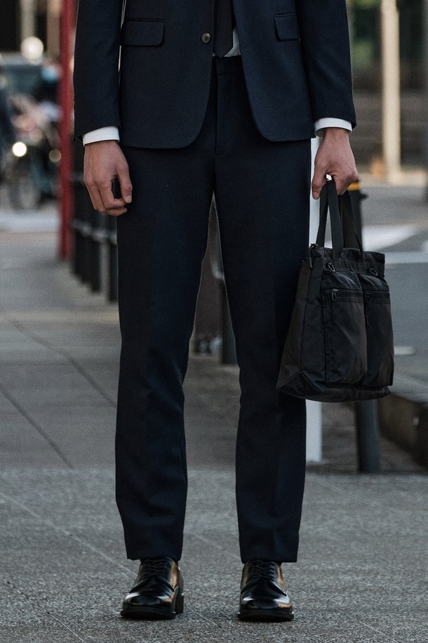 **[2X2 크로스핏] 이중식 사방스판 셋업 팬츠_네이비 (테이퍼드핏)**는 남성용 정장 바지로, 봄, 가을에 적합한 긴 기장의 테이퍼드핏 바지입니다. 네이비 컬러에 미니멀하고 클래식한 스타일을 연출하며, 일상, 포멀한 자리 모두 활용 가능합니다. 폴리에스터, 레이온, 폴리우레탄 혼방의 사방스판 소재로 제작되어 편안한 착용감을 제공하며, 릴렉스핏으로 활동성을 높였습니다. 힙 밴드 디자인과 허리라인 신축성, 밑단 마감으로 수선 없이 바로 착용할 수 있는 Tech-Poly 에센셜 라인 제품입니다. 오피스룩, 비즈니스 캐주얼, 출근룩에 적합합니다.
