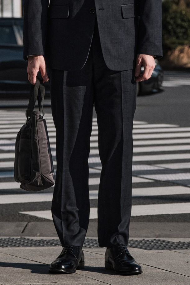 네이비 컬러의 [3X3 크로스핏] 울 혼방 사방스판 에센셜 수트 팬츠입니다. 포멀, 비즈니스 룩에 적합하며, 사계절 내내 착용 가능한 기본 두께의 긴 기장 바지입니다. 클래식 핏으로 제작되어 미니멀한 스타일을 연출하며, 오피스룩, 비즈니스 캐주얼 및 회의룩에 적합합니다. 울, 폴리에스테르, 폴리우레탄 혼방 소재로 제작되어 사방 스판의 편안한 착용감을 제공합니다. 무지 디자인으로 다양한 상의와 매치하기 용이합니다.
