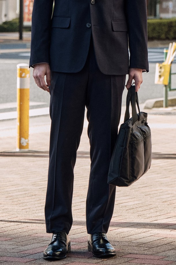 네이비 컬러의 TR 솔리드 수트 팬츠입니다. 슬림핏으로 제작되어, 클래식하고 포멀한 스타일을 연출합니다. 폴리에스테르, 레이온, 폴리우레탄 혼방 소재로 부드러운 촉감을 제공하며, 사계절 내내 착용 가능합니다. 오피스룩, 비즈니스 캐주얼, 회의룩 등 다양한 TPO에 활용하기 좋으며, 미니멀하고 시크한 스타일을 선호하는 분들께 추천합니다. 밑단 수선이 필요한 제품입니다.
