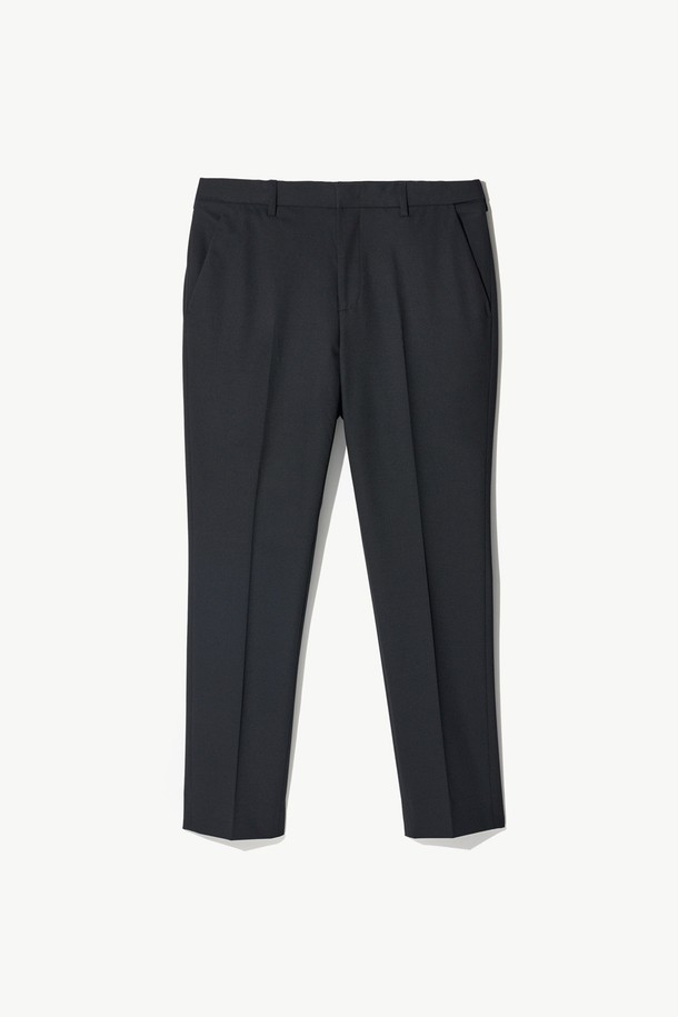 어반 에센셜 울혼방 슬랙스_블랙 (테이퍼드핏)는 포멀하고 베이직한 스타일의 남성용 슬랙스입니다. 울 혼방 소재로 제작되어 사계절 내내 착용 가능하며, 4-way 스트레치 기능으로 편안한 착용감을 제공합니다. 히든 밴드 허리가 허리 사이즈를 최대 2인치까지 늘려주어 활동성을 높였으며, 밑단 수선 없이 깔끔하게 착용할 수 있습니다. 테이퍼드핏으로 다리가 길어 보이는 효과를 주며, 오피스룩, 비즈니스 캐주얼, 출근룩 등 다양한 TPO에 활용 가능합니다. 클래식하고 미니멀한 디자인으로 어떤 상의와도 잘 어울립니다.
