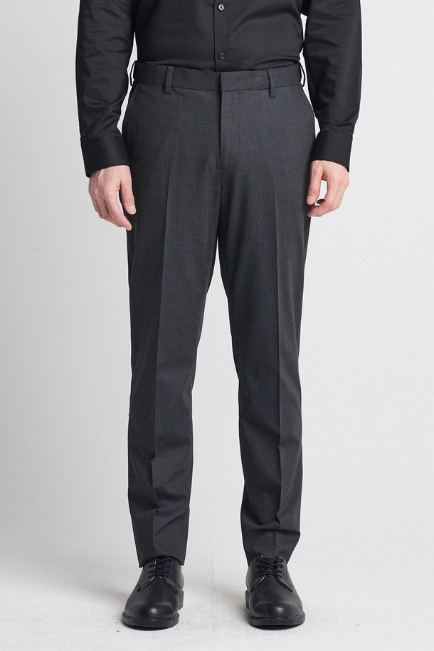 어반 에센셜 울혼방 슬랙스_그레이는 포멀 및 오피스룩에 적합한 남성용 슬랙스입니다. 부드러운 촉감의 폴리에스테르, 울, 레이온, 폴리우레탄 혼방 소재로 제작되었으며, 사계절 내내 착용 가능합니다. 테이퍼드핏 디자인에 히든 밴딩 허리밴드, 4방향 스트레치 기능으로 편안함과 활동성을 높였으며, 밑단 수선 없이 바로 착용할 수 있습니다.
