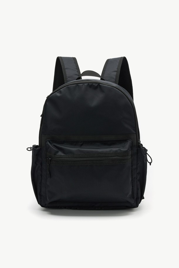 남성용 나일론 소재의 블랙 백팩입니다. 미디엄 사이즈의 사각형 백팩으로, 지퍼형 잠금 방식을 사용했습니다. 심플한 무지 디자인으로 다양한 스타일에 매치하기 용이합니다.
