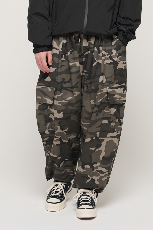 CARGOBROS - 캐주얼팬츠 - CAMO RANDOM PATTERN WIDE BAND BALLOON PANTS (BLACK)