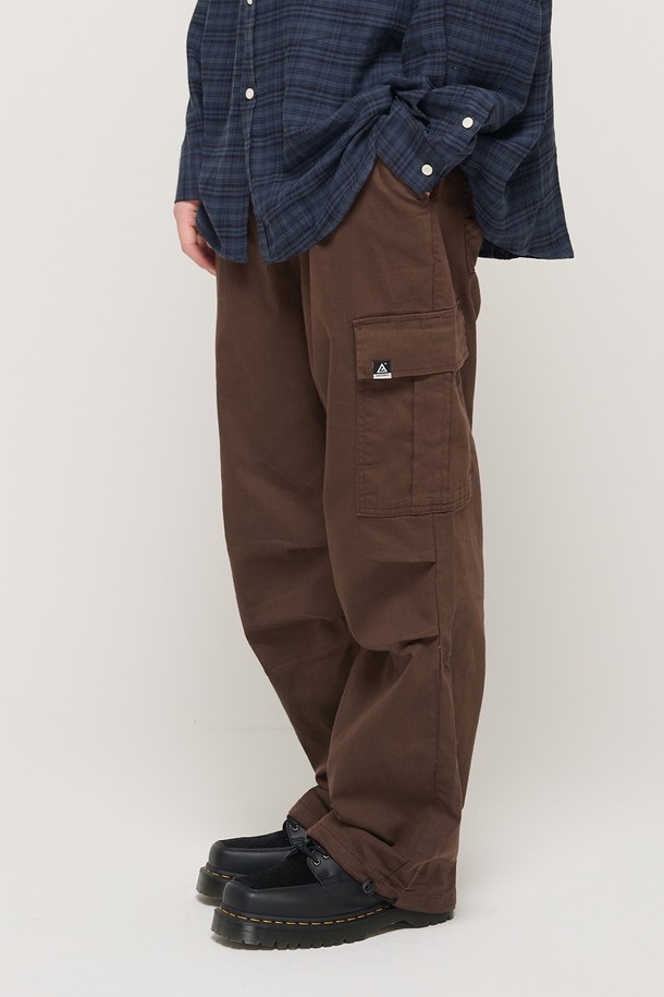 CARGOBROS - 캐주얼팬츠 - [코오롱몰 단독] RELAX WIDE FIT COTTON PARACHUTE CARGO BANDING PANTS (BROWN)