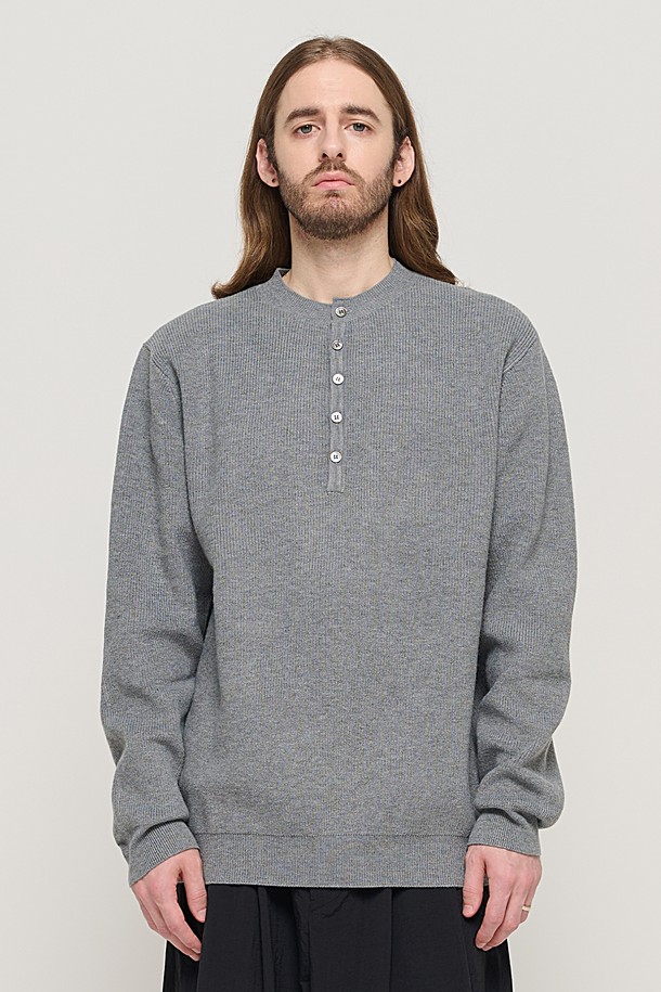 CARGOBROS - 스웨터 - CASH HENLEY NECK SEMI-OVER SOFT KNIT (GRAY)