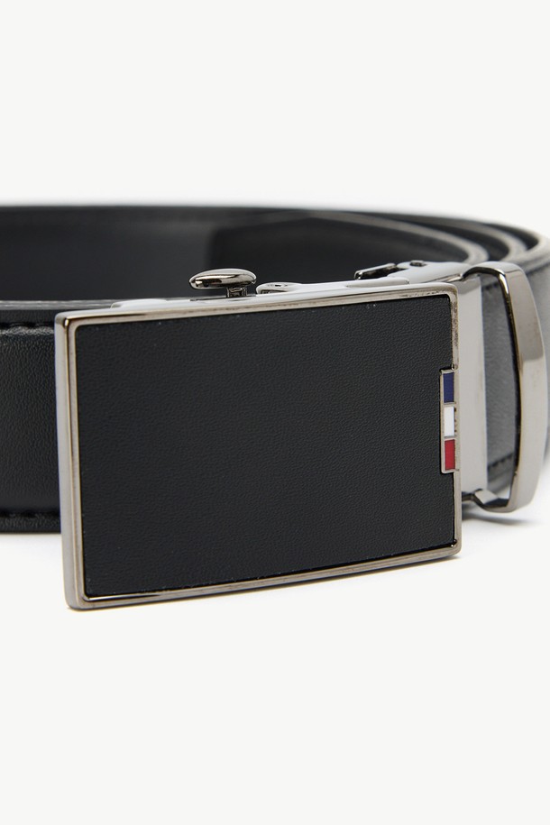 삼색 민자 자동 벨트 블랙은 일상, 출근룩, 모임룩 등 다양한 TPO에 어울리는 벨트입니다. 클래식, 미니멀, 캐주얼 스타일을 아우르며, 사계절 내내 착용할 수 있습니다. 블랙 컬러의 무지 디자인으로 제작되었으며, 합성가죽과 폴리우레탄 소재를 사용하여 내구성을 높였습니다. 벨트폭은 3cm이며, 자동 버클 방식으로 사이즈 조절이 용이합니다.
