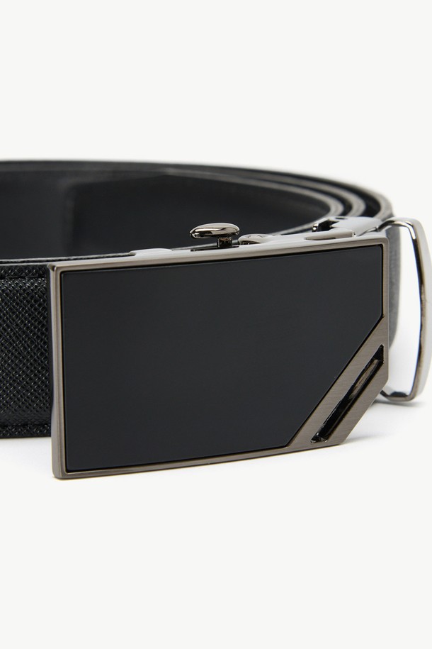 모서리 커팅 분체 자동 벨트 블랙은 오피스룩, 출근룩, 비즈니스 캐주얼에 어울리는 스타일리시한 벨트입니다. 미니멀, 클래식, 시크한 스타일을 연출하며, 인조가죽과 PU코팅 소재로 제작되어 내구성이 뛰어납니다. 블랙 컬러에 모서리 커팅 디자인이 돋보이며, 벨트 너비는 3cm, 길이는 110cm로 제작되었습니다. 자동 버클 방식의 편리함과 세련된 디자인을 동시에 갖춘 아이템입니다.
