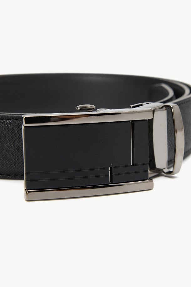 스퀘어 버클 디자인의 분체 커팅 자동 벨트 블랙입니다. 남성용으로, 출근룩이나 비즈니스 캐주얼 스타일에 잘 어울립니다. 부드러운 합성가죽과 PU(Polyurethane) 코팅 소재로 제작되어 내구성이 우수합니다. 미니멀, 클래식, 캐주얼 스타일을 즐기는 분들께 추천하며, 벨트 너비는 3cm, 길이는 110cm, FREE 사이즈로 폭넓게 착용 가능합니다.
