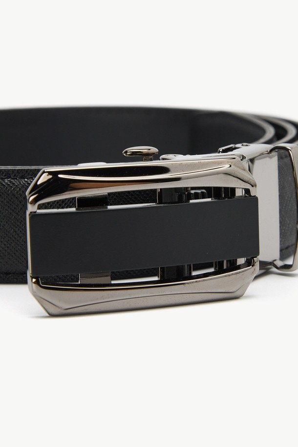 기하학적인 절개 디자인이 돋보이는 '기하학 절개 분체 자동 벨트 블랙'입니다. 폴리우레탄과 인조가죽 소재로 제작되어 부드러운 착용감을 선사합니다. 벨트 폭은 3cm이며, 총길이 110cm로 제작되어 다양한 체형에 적합합니다. 자동 조절 버클 방식의 허리띠로, 오피스룩, 비즈니스 캐주얼, 출근룩 등 미니멀, 시크, 클래식 스타일의 TPO에 매치하여 세련된 연출을 할 수 있습니다.
