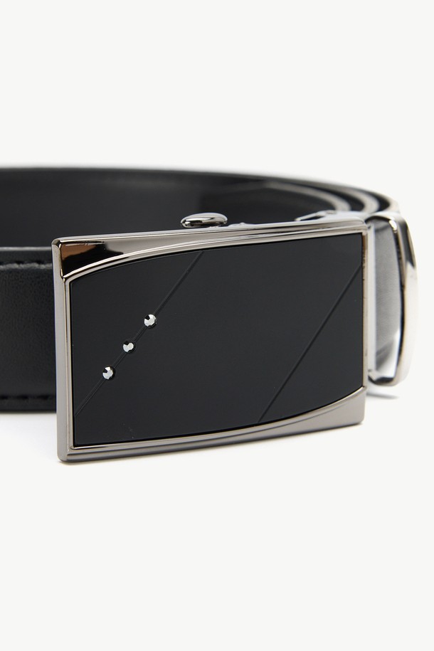 세련된 남성 스타일을 완성하는 큐빅 자동 벨트 블랙입니다. 부드러운 합성가죽과 PU코팅 소재로 제작되어 고급스러운 착용감을 선사합니다. 큐빅 장식이 은은하게 빛나 시크하고 미니멀한 스타일을 연출하며, 데이트룩, 오피스룩, 비즈니스 캐주얼 등 다양한 TPO에 활용할 수 있습니다. 110cm 길이, 3cm 폭의 FREE 사이즈로 제작되었으며, 편리한 자동 버클 여밈 방식으로 편안하게 착용 가능합니다. 클래식하면서도 세련된 블랙 컬러의 자동 벨트로 당신의 스타일 지수를 높여보세요.
