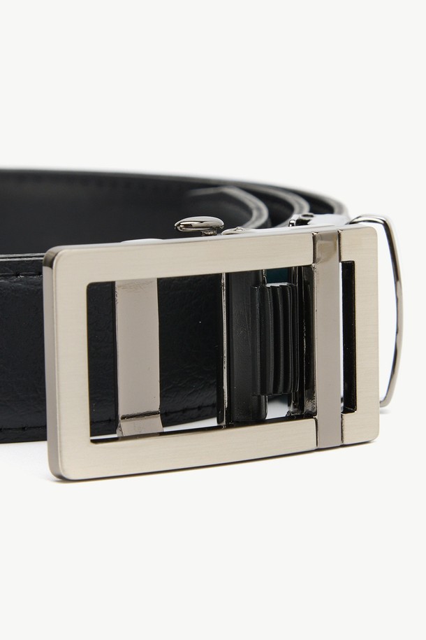 심플 스퀘어 절개 분체 자동 벨트 블랙은 출근룩과 비즈니스 캐주얼에 잘 어울리는 벨트입니다. 미니멀, 클래식, 시크 스타일을 추구하는 분들께 적합하며, 무지 디자인에 스퀘어 버클로 포인트를 더했습니다. 합성가죽과 폴리우레탄 소재로 제작되어 내구성이 뛰어나며, 자동 버클 방식을 사용하여 편리하게 착용할 수 있습니다. 사이즈 조절이 가능하여 편안한 착용감을 제공하는 일상용 벨트입니다. 블랙 색상으로 어떤 스타일에도 무난하게 매치할 수 있어 활용도가 높습니다.
