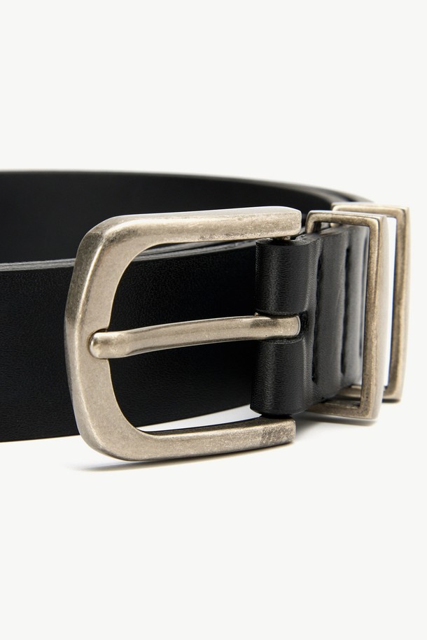 벨트 고리 포인트 디자인이 돋보이는 트렌드 벨트 블랙입니다. LzMags 스타일로, 합성가죽과 폴리우레탄 소재를 사용하여 제작되었습니다. 버클 여밈 방식으로, 무지 패턴의 미니멀, 클래식, 캐주얼 스타일을 연출하기 좋습니다. 벨트 너비는 3cm, 총 길이는 110cm이며, 일상 용도로 착용하기에 적합합니다. 블랙 컬러로 어떤 옷에도 무난하게 매치할 수 있습니다.
