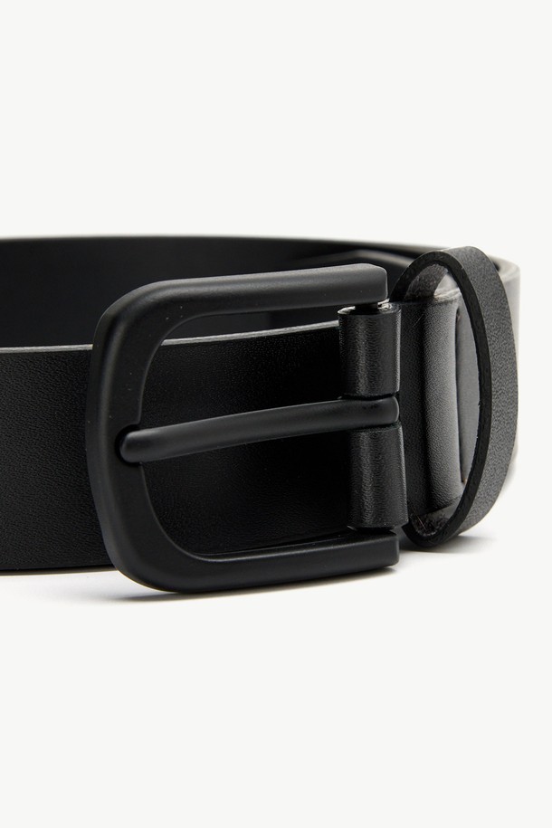 무광 버클 비죠 벨트 블랙은 미니멀, 클래식, 시크 스타일을 즐겨 입는 분들을 위한 벨트입니다. 데이트룩, 오피스룩, 출근룩 등 다양한 TPO에 활용하기 좋습니다. 합성가죽 소재로 제작되었으며, 무광 버클 디테일이 고급스러운 느낌을 더합니다. 벨트 폭은 3cm이며, 전체 길이 110cm로 제작되었습니다. 버클 여밈 방식으로 간편하게 착용할 수 있습니다.
