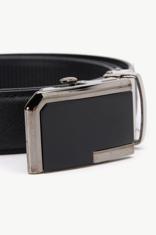 모서리 커팅 분체 숨쉬는 벨트 블랙은 미니멀, 클래식, 시크 스타일을 추구하는 분들을 위한 폴리우레탄 소재의 벨트입니다. 모서리 커팅 디자인으로 세련된 포인트를 더했으며, 버클 여밈 방식으로 간편하게 착용할 수 있습니다. 통기성이 뛰어나 쾌적한 착용감을 제공하며, 110cm의 넉넉한 벨트 길이와 3cm의 폭으로 다양한 스타일에 활용하기 좋습니다. 데이트룩, 쇼핑룩, 출근룩 등 어떤 TPO에도 잘 어울리는 블랙 컬러의 실용적인 아이템입니다.
