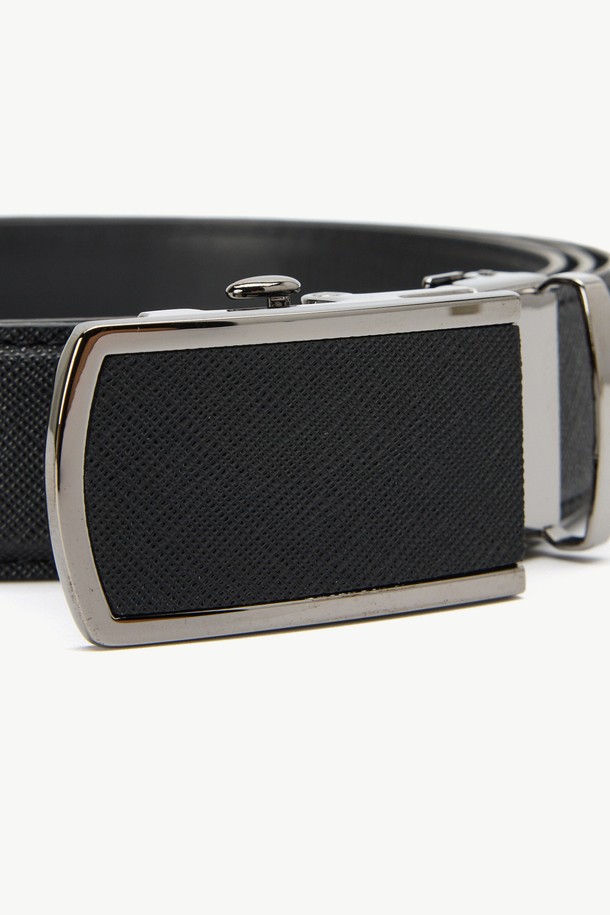 라운드 기본분체 롱 벨트 블랙은 공용으로 사용할 수 있는 벨트입니다. 합성가죽과 PU코팅 소재로 제작되었으며, 3cm 너비에 120cm 길이로 제작되었습니다. 기본형 디자인에 무지 패턴, 코팅 가죽 마감으로 깔끔함을 더했습니다. 버클 여밈 방식으로 간편하게 착용 가능하며, 출근룩, 모임룩 등 다양한 TPO에 클래식, 미니멀, 캐주얼 스타일로 연출하기 좋습니다.
