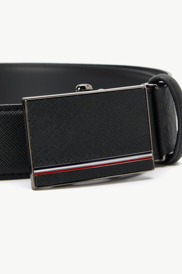 삼색 빅사이즈 자동 벨트 블랙은 출근룩, 비즈니스 캐주얼, 오피스룩에 잘 어울리는 남성용 벨트입니다. 클래식, 미니멀, 캐주얼 스타일을 모두 소화하며, PU코팅된 합성가죽 소재로 제작되었습니다. 3.5cm 너비에 120cm 길이로, 빅사이즈를 찾는 남성에게 적합하며, 자동 버클 디자인으로 편리하게 착용할 수 있습니다. 블랙 컬러와 세 가지 색상으로 포인트를 줄 수 있어 다양한 스타일 연출이 가능합니다.
